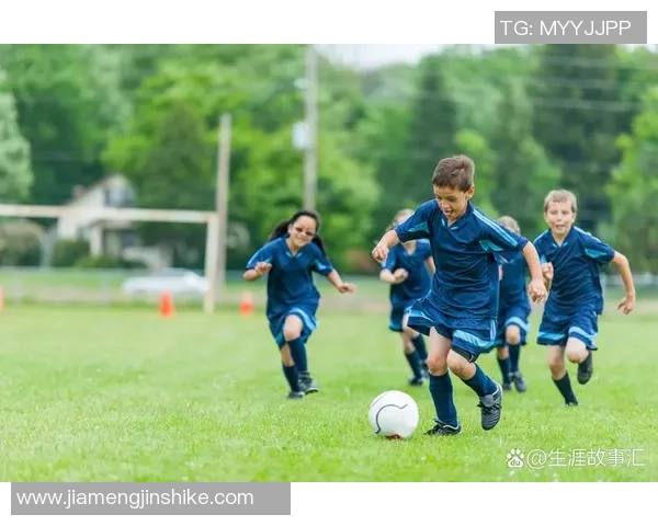 从绿茵场到心灵深处足球巨星背后的热血与柔情故事