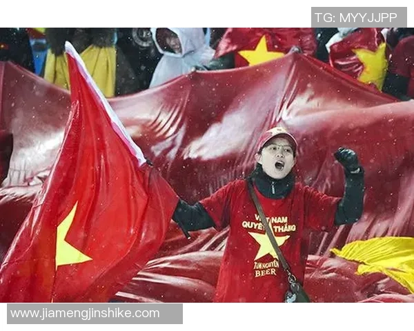 越南足球球星女友成焦点掀起球迷热议引发时尚与体育双重关注