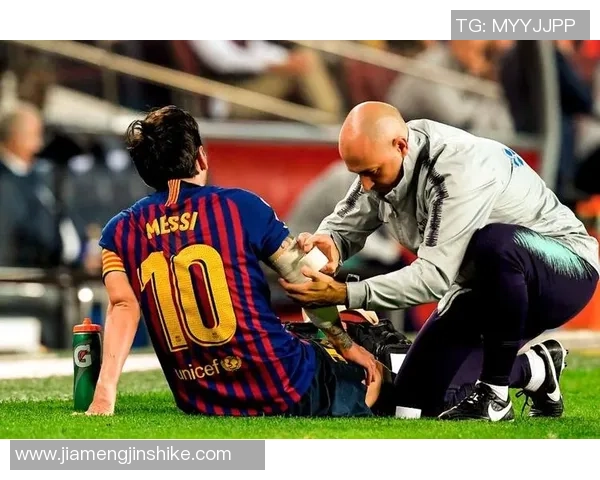 足球场上突发意外球星受伤瞬间紧急救援全程视频曝光 足球场上突发意外球星受伤瞬间紧急救援全程视频曝光